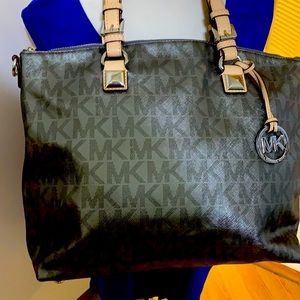 Micheal Kors pewter tote bag, excellent excellent condition.